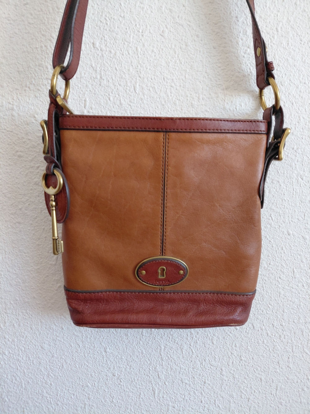Fossil 2 Tone Brown Leather Bucket Crossbody Ajustable Strap Bag
